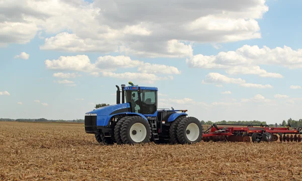 Tractor y arado — Foto de Stock