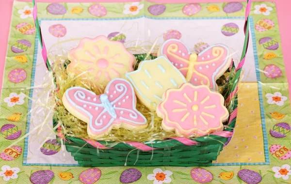 Cesto di Pasqua con biscotti — Foto Stock