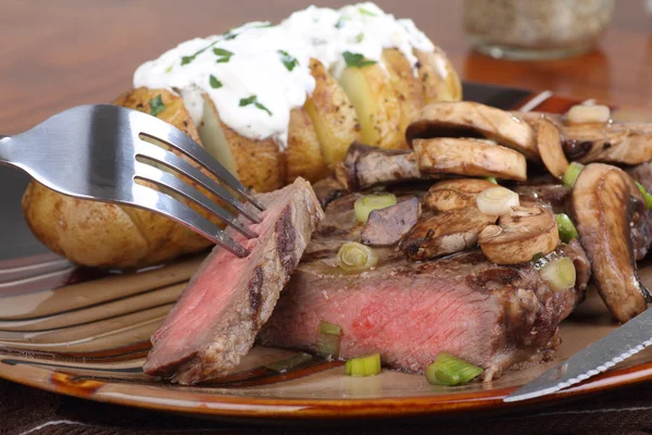 Steak mit Pilzen — Stockfoto
