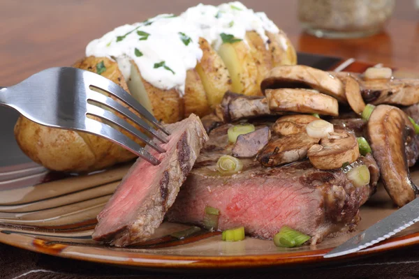 Filete con champiñones — Foto de Stock