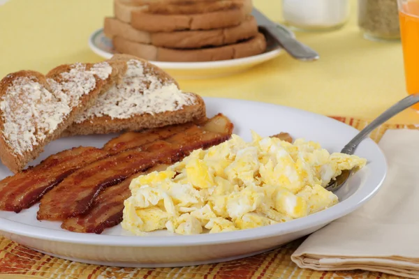 Bacon och ägg frukost — Stockfoto