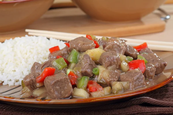 Carne de bovino doce e azeda — Fotografia de Stock