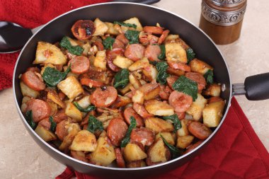 kielbasa patates yemek