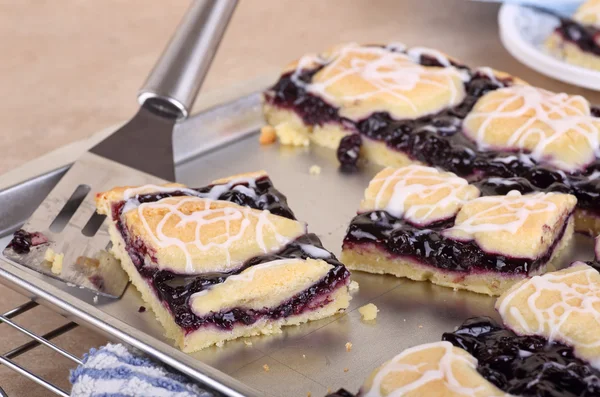 Serving Blueberry Bars — Stock Photo, Image