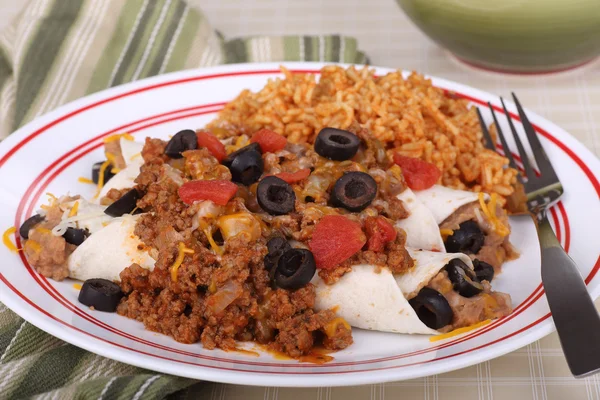 Enchilada met vlees saus — Stockfoto