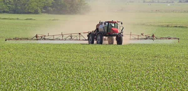 Rozpylanie polem kukurydzy — Zdjęcie stockowe