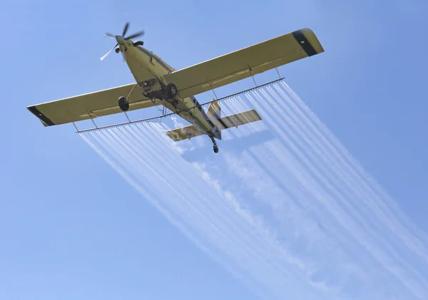 Aeroplano Pulverización Productos químicos — Foto de Stock