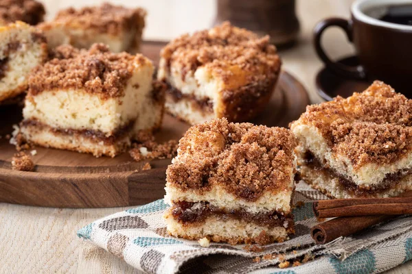 Two Pieces Cinnamon Crumb Coffee Cake Cinnamon Sticks Napkin — Stock Photo, Image