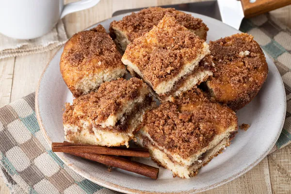 Pile Sliced Cinnamon Coffee Cake Cinnamon Sticks Plate — Stock Photo, Image