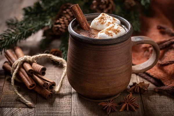 Xícara Chocolate Quente Com Marshmallows Canela Uma Mesa Madeira Ramo — Fotografia de Stock