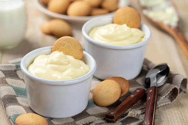 Closeup Creamy Vanilla Pudding White Cup Vanilla Wafers Cloth Napkin — Stock Photo, Image