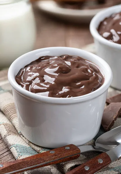 Nahaufnahme Von Cremigem Schokoladenpudding Einer Weißen Tasse Auf Einer Stoffserviette — Stockfoto