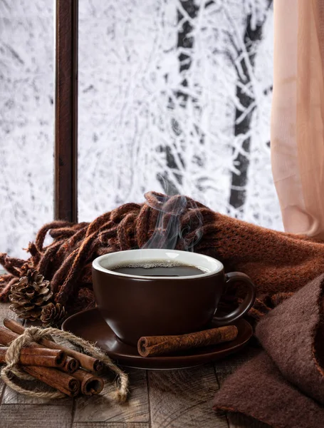 Tasse Café Vapeur Sur Une Table Bois Près Une Fenêtre — Photo