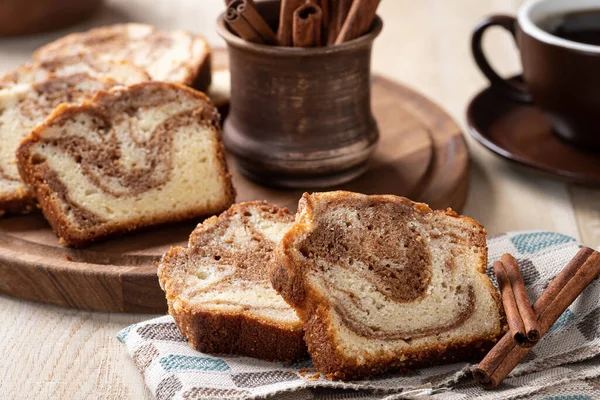 Zimtschnecken Und Zimtstangen Auf Einem Holztisch — Stockfoto