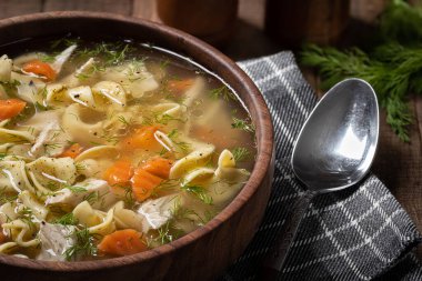 Bir kase tavuklu erişte çorbası, havuç ve dereotlu. 