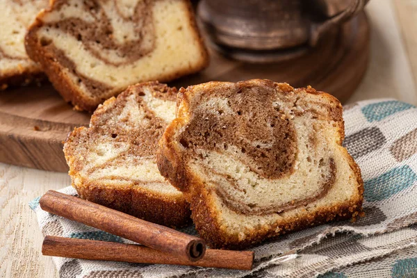 Nahaufnahme Von Zimtschnecken Und Zimtstangen Auf Einem Holztisch — Stockfoto