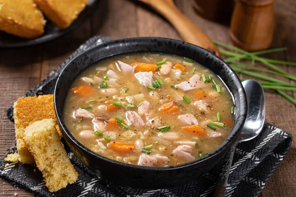 Bol Soupe Jambon Haricots Aux Carottes Ciboulette Sur Une Table — Photo