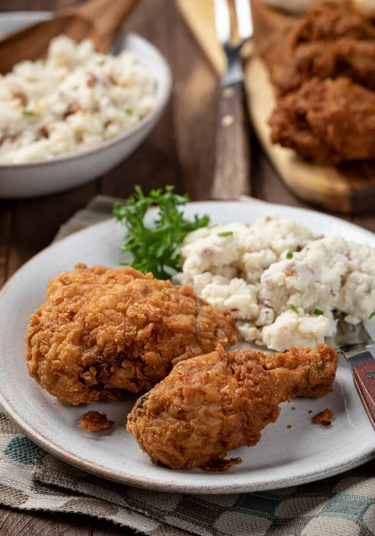 Crispy Fried Chicken Leg Thigh Dinner Mashed Potatoes Plate — Stock Photo, Image