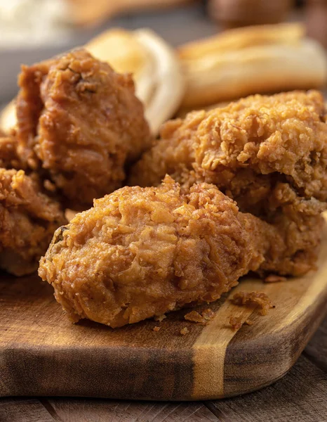 Closeup Crispy Fried Chicken Leg Thigh Dinner Cutting Board — Stockfoto