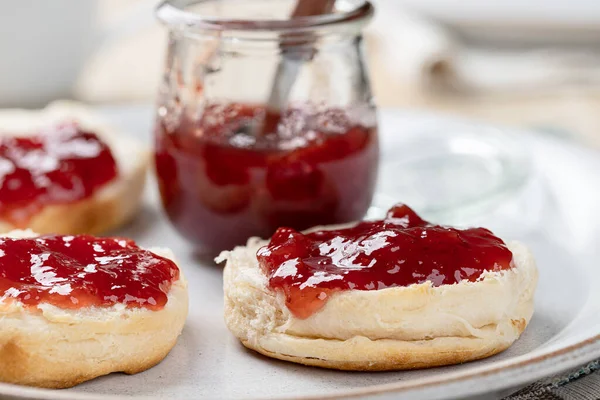 Closeup Biscuiuts Spread Strawberry Jam Plate — стоковое фото