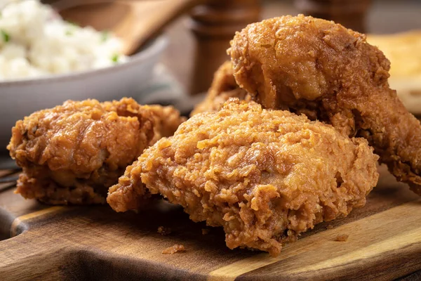Closeup Crispy Fried Chicken Leg Thigh Dinner Cutting Board — Stockfoto