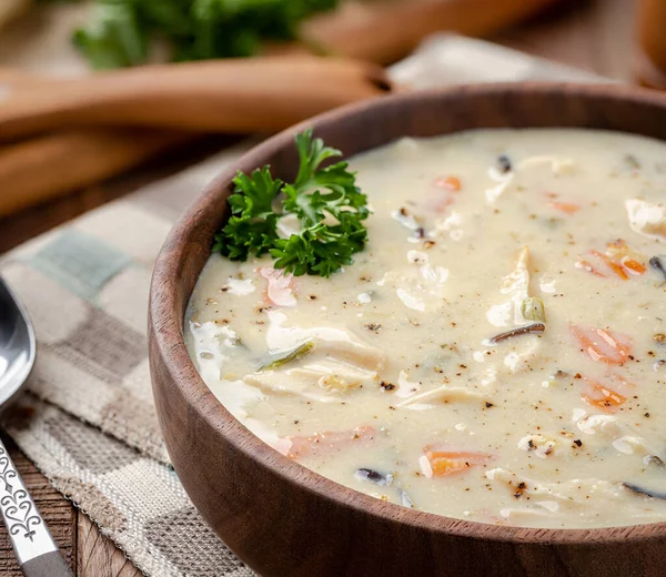 Primer Plano Tazón Pollo Cremoso Sopa Arroz Adornado Con Perejil — Foto de Stock