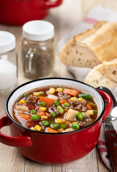 Soupe Bœuf Aux Légumes Dans Bol Rouge Sur Une Table — Photo