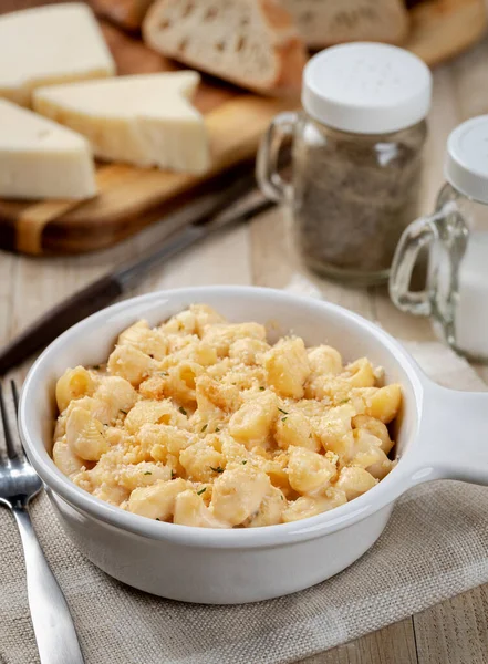 Macarrão Queijo Polvilhados Com Parmesão Uma Assadeira Branca Uma Mesa — Fotografia de Stock