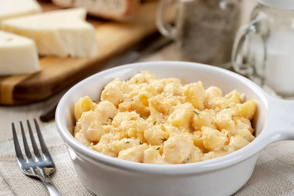 Closeup Macaroni Cheese Sprinkled Parmesan White Baking Dish Rustic Wooden — Stock Photo, Image