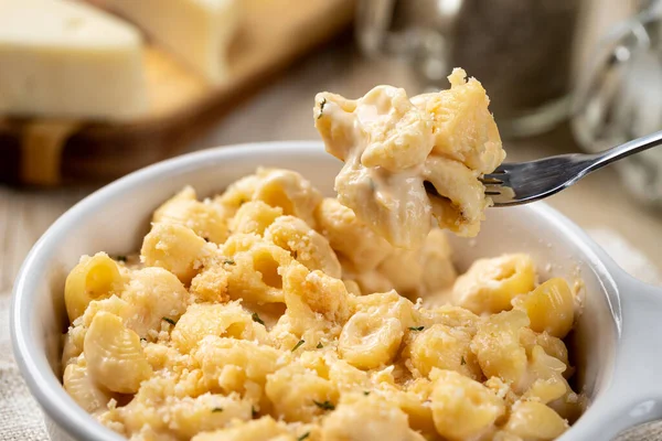 Closeup Macaroni Cheese Fork White Baking Dish — Stock Photo, Image