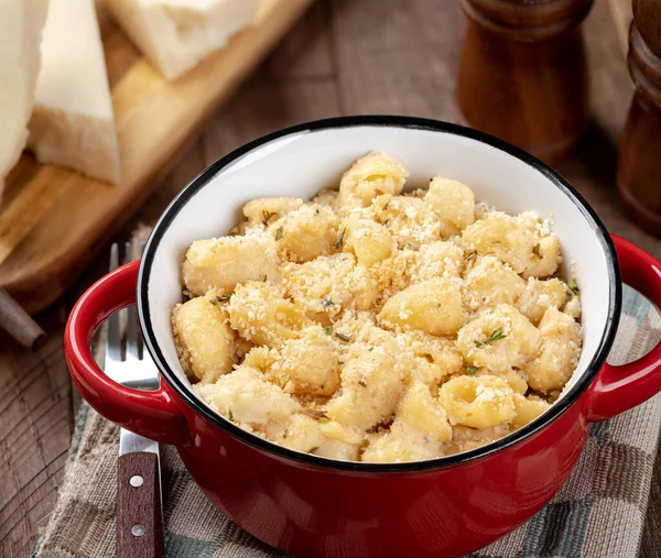 Macaroni Cheese Red Bowl Rustic Wooden Table — Stock Photo, Image