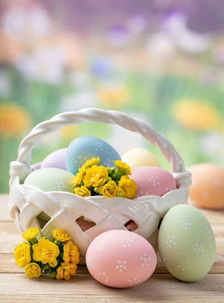 Цветные Пасхальные Яйца Желтые Цветы Белой Корзине Деревянном Столе Красочным — стоковое фото