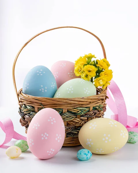 Цветные Пасхальные Яйца Цветы Корзине Белом Фоне — стоковое фото