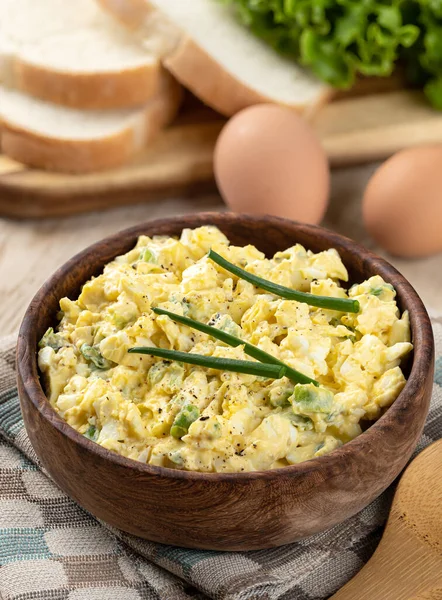Arkaplanda Yumurta Ekmek Marul Olan Tahta Bir Kasede Yumurta Salatası — Stok fotoğraf