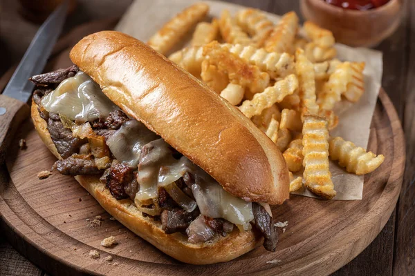 Philly Cheesesteak Sendvič Steakem Sýrem Cibulí Houskové Rolce Hranolkami Dřevěné — Stock fotografie