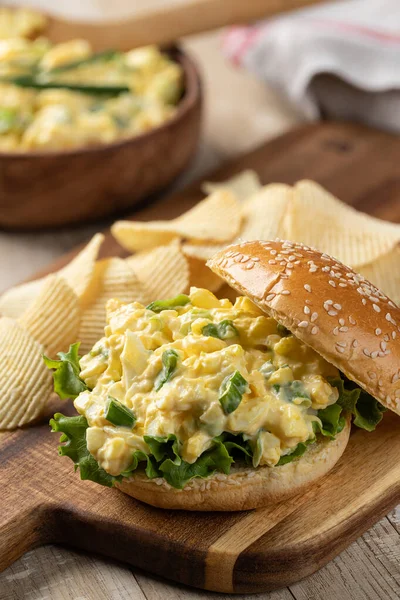 Sandwich Salade Œufs Laitue Sur Pain Graines Sésame Avec Croustilles — Photo