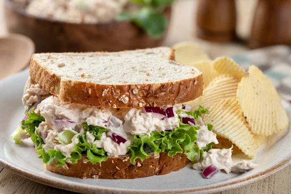Gros Plan Une Salade Thon Sandwich Laitue Sur Pain Grains — Photo