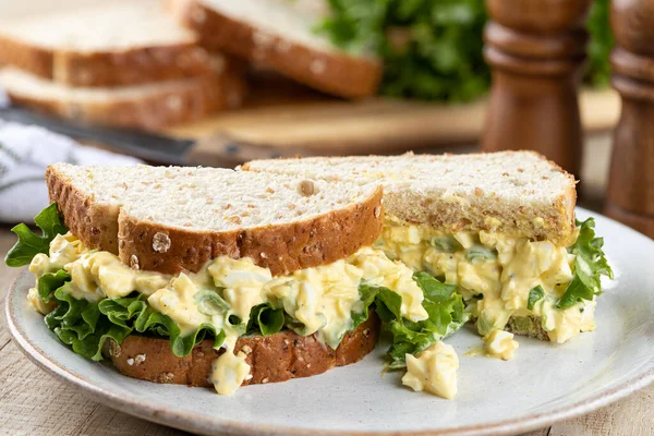 Сэндвич Яйцом Салатом Цельном Зерновом Хлебе Тарелке — стоковое фото