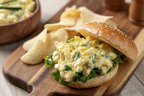 Ensalada Huevo Sándwich Lechuga Bollo Semillas Sésamo Con Papas Fritas —  Fotos de Stock