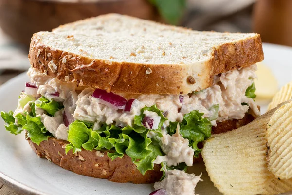 Sluiten Van Een Broodje Tonijnsalade Sla Volkoren Brood Met Aardappelchips — Stockfoto