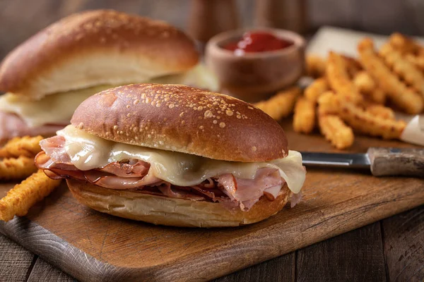 Sandwich Submarino Jamón Queso Caliente Con Papas Fritas Una Tabla — Foto de Stock