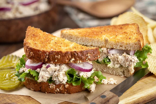 Sandwich Salade Thon Avec Laitue Oignon Sur Pain Grillé Grains — Photo