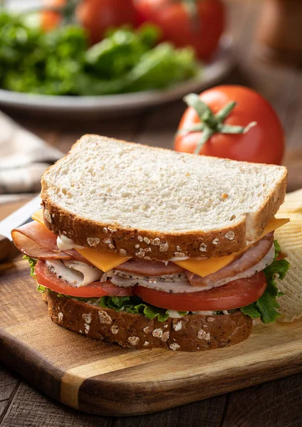 Бутерброд Індичкою Шинкою Сиром Салатом Помідорами Цільному Зерновому Хлібі — стокове фото