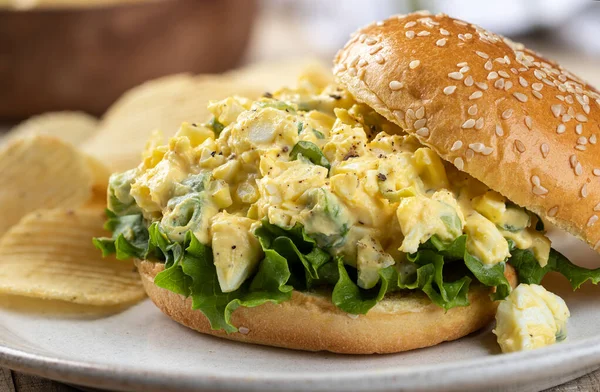 Closeup Egg Salad Sandwich Lettuce Sesame Seed Bun Plate — Stok fotoğraf