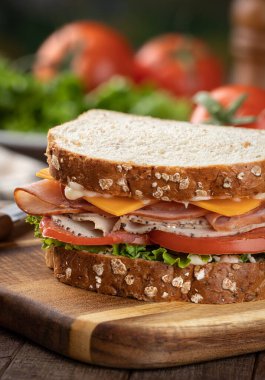 Hindili, jambonlu, peynirli, marullu ve domatesli sandviç.