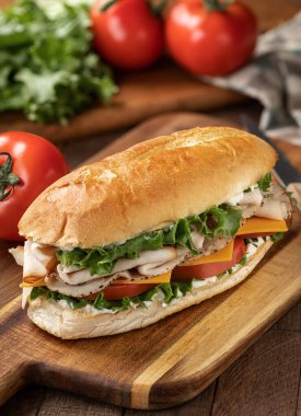 Hindili, jambonlu, peynirli, marullu ve domatesli sandviç.