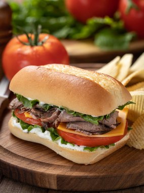 Peynirli rosto, domates ve marullu domuz eti.