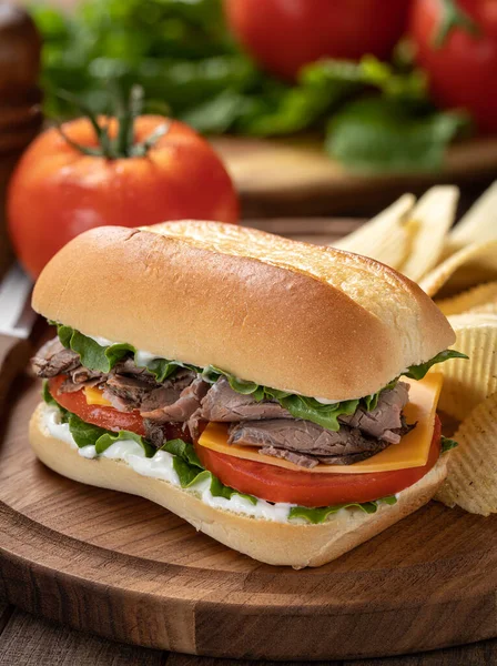 Sandwich Rosbif Con Queso Tomate Lechuga Jabalí Corte Madera — Foto de Stock