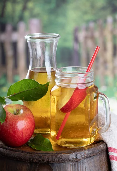 Vaso Zumo Manzana Con Rodaja Manzana Sobre Viejo Barril Madera — Foto de Stock