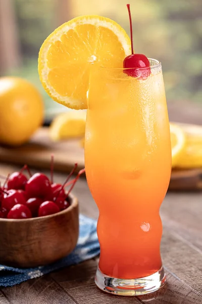 Tequila Sunrise Cocktail Met Sinaasappelschijfje Kers Buiten Een Rustieke Houten — Stockfoto